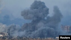 以色列2023年11月21日继续对加沙地带的哈马斯激进分子目标实施空袭。（路透社）