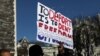 ARCHIVO - Activistas se reúnen en Nueva York para protestar contra la política de inmigración estadounidense. Marzo de 2017.