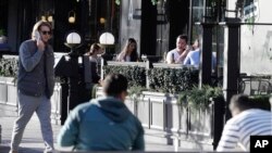 Warga menikmati suasana di luar sebuah restoran di Christchurch, Selandia, 8 Juni 2020. (Foto: dok).