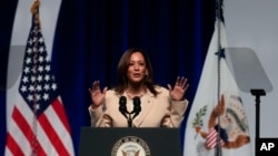 La vicepresidenta de EEUU, Kamala Harris, habla en una fraternidad en Indianápolis, Indiana, el 24 de julio de 2024.