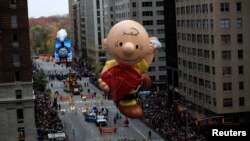Apple Inc compró los derechos de los personajes de 'Peanuts' y hará una serie con Snoopy como astronauta. La gráfica corresponde al desfile de la tienda por departamentos Macy's, en Nueva York, el dia de Acción de Gracias, 24-11-16. Foto REUTERS/Saul Martinez.