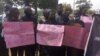 Des parents des étudiants enlevés à Kaduna, portant des parcartes avec slogants appelant à la liberation de leurs enfants, Abuja, le 4 mai 2021. (VOA/Gilbert Tamba)
