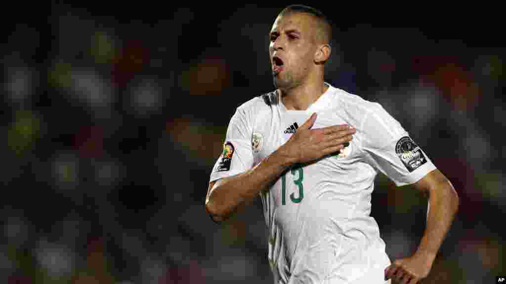 Islam Slimani de l'Algérie célèbre après avoir marqué un but au cours du match de football de la Coupe d'Afrique des Nations Groupe C contre l'Afrique du Sud à Mongomo, la Guinée équatoriale, lundi 19 janvier 2015.