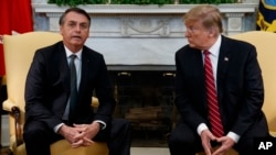 Presiden Donald Trump menerima tamunya, Presiden Brazil Jair Bolsonaro (kiri) di Gedung Putih hari Selasa (19/3).