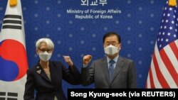 美國副國務卿謝爾曼和韓國外交通商部長官鄭義溶在首爾舉行會談前互相碰肘。（2021年7月22日）
