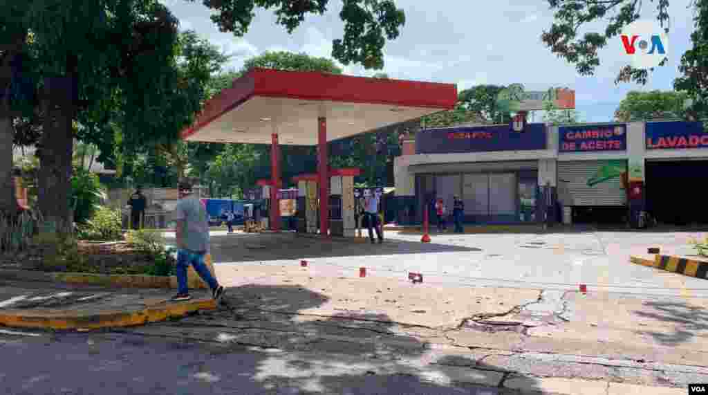 Hacia el este de la ciudad también se veían las filas, pero los carros no estaban siendo atendido en las estaciones. En estaciones como estas, se venderá al nuevo precio subsidiado de o 0.025 centavos hasta cierto límite de litros por mes.