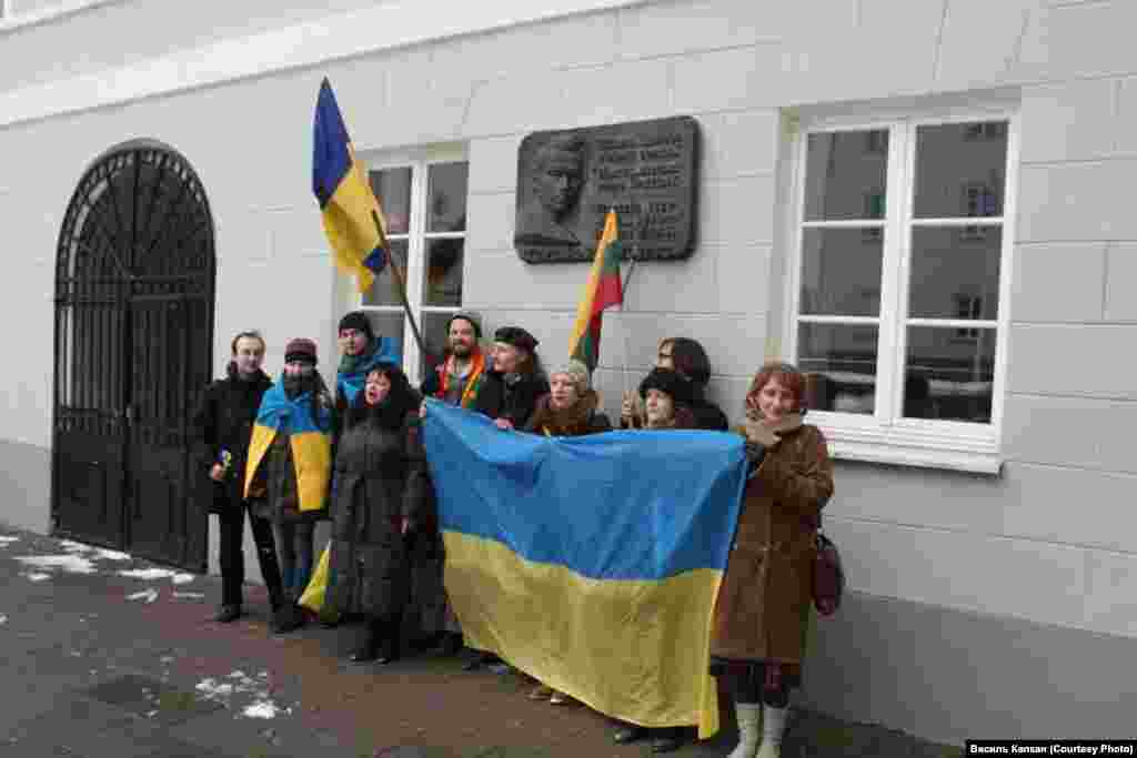 #Євромайдан у Литві "Учасники акції водночас наживо презентували виставку світлин із Майдану, зроблені одним із учасників акції, литовським фотомитцем Юозасом Валюшайтісом, який був учасником Помаранчевої революції 2004-2005 рр. і нещодавно, після 30 листопада ц.р., знову побував у Києві, на Євромайдані", - пише Василь Капкан.