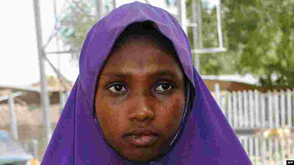 Une fille libérée par Boko Haram sort de l'hôpital de Dapchi, Nigeria, le 21 mars 2018.