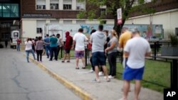 Personas hacen fila para hacerse las pruebas de COVID-19 en un hospital en Buenos Aires, Argentina, el lunes 19 de octubre de 2020.