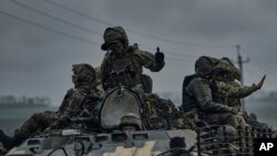 在乌克兰顿涅茨克州，乌军乘坐装甲运兵车前往武赫莱达尔附近的前沿阵地。(2023年5月1日)