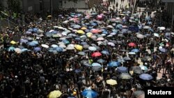 在2019年6月21日香港人在警察总部外抗议，要求香港领导人下台，并撤回引渡法案。
