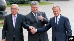 Київ: президент Єврокомісії Жан-Клоуд Юнкер, президент України Петро Порошенко і голова Європейської ради Дональд Туск