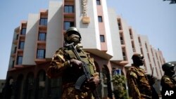 Des militaires autour de l’hôtel Radisson Blu, Bamako, Mali, 21 novembre 2015. 