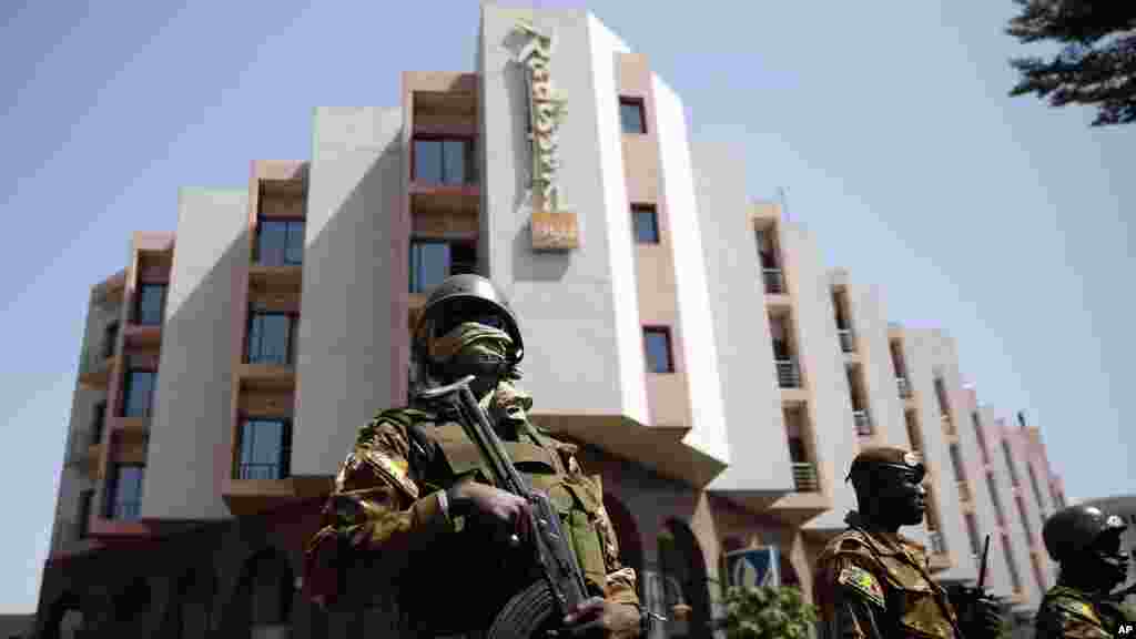 Des soldats maliens montent la garde devant l'hôtel Radisson après avoir libéré les rescapés de l'attaque des jihadites à Bamako, Mali, 21 novembre 2015