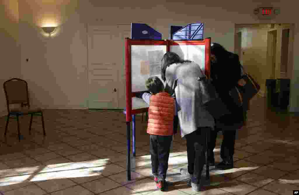 A woman marks her votes on a ballot at a polling site in Mount Kisco, New York, Nov. 4, 2014. New Yorkers will decide to send back Gov. Andrew Cuomo for a second term.