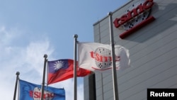 芯片製造代工龍頭台積電和台灣的旗幟在新竹總部外飄揚。（資料照片）