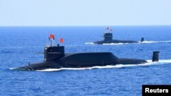 Kapal selam rudal balistik kelas Jin Type 094A bertenaga nuklir dari Angkatan Laut Tentara Pembebasan Rakyat China (PLA) terlihat di Laut China Selatan 12 April 2018. (Foto: Reuters)