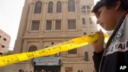 Devant l'église Mar Mina, à Helwan, au Caire, en Egypte, le 29 décembre 2017.