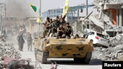 Солдати Сирійських демократичних сил відзначають перемогу серед руїн Ракки