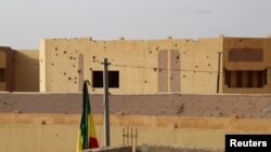 Un commissariat de police criblé de balles à Gao, août 2015. (REUTERS/Emma Farge)