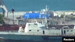 ARSIP – Gambar dari cuplikan video menunjukkan terpal biru yang menutupi perlengkapan di pelabuhan Feodosia, Krimea, 11 Juli 2017 (foto: REUTERS/Staff/Arsip)