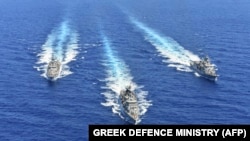 Militer Yunani dan sekutu-sekutunya mengadakan latihan perang di Laut Tengah, hari Rabu (26/8).