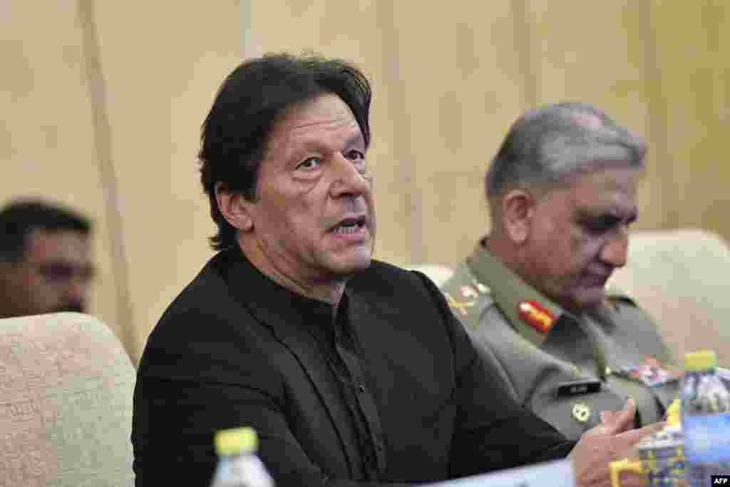 گزشتہ برس نومبر میں فوج کے خفیہ ادارے آئی ایس آئی کے سربراہ لیفٹننٹ جنرل فیض حمید کی مدتِ ملازمت پوری ہونے کے بعد نئے سربراہ لیفٹننٹ جنرل ندیم انجم کی تعیناتی کے نوٹیفکیشن پر ہونے والی تاخیر کو وہ پہلا موقع قرار دیا جاتا ہے جس کے بعد عمران خان اور عسکری قیادت کے ’ایک پیج‘ پر ہونے کا تاثر تبدیل ہونا شروع ہوا۔
