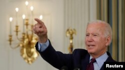 El presidente Joe Biden pronuncia comentarios sobre el techo de la deuda de EE. UU. Desde el Comedor Estatal de la Casa Blanca en Washington, EE. UU., 4 de octubre de 2021.