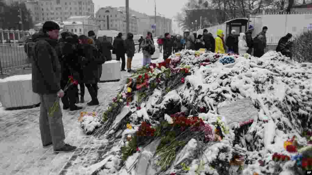 Jma'a Na Ajiye Filawoyi A Kofar Ofishin jakadancin Faransa Dake Birni Moscow, Kasar Rasha, Domin Nuna Alhinin Su Dangane Da Mummunanr Harin Da Aka Kai A Birnin Paris, Nuwamba 15, 2015. 