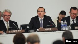 Menlu Norwegia, Espen Barth Eide (tengah) memimpin rapat Komisi Ad Hoc negara-negara donor untuk Palestine, di markas Besar PBB, New York (23/9) 