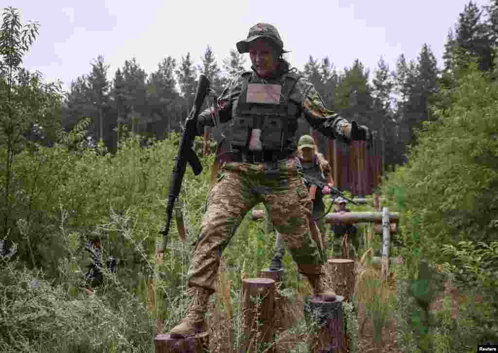 Las integrantes de la unidad móvil de defensa aérea antidrones entrenan cerca de la ciudad de Bucha en la región de Kiev, Ucrania.
