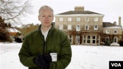 Assange debe permanecer en una mansión en el este de Inglaterra y utilizar una pulsera electrónica.