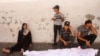Pessoas choram o corpo de um ente querido morto durante os bombardeamentos israelitas contra o portão de segurança da sede da Agência das Nações Unidas de Assistência aos Refugiados da Palestina (UNRWA), no Hospital Batista, também conhecido como hospital árabe Al-Ahli.