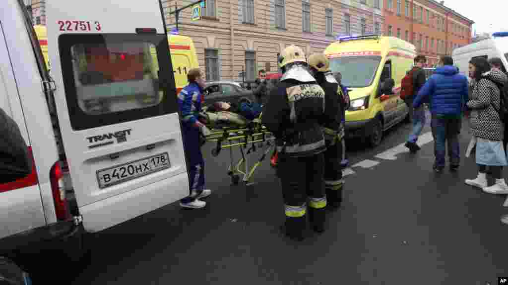 Les secouristent évacuent une autre victime Saint-Pétersbourg, Russie, le 3 avril 2017. 