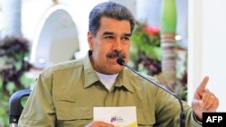 Esta fotografía difundida por la prensa del Palacio de Miraflores muestra al presidente Nicolás Maduro durante una reunión sobre asuntos económicos en Caracas.