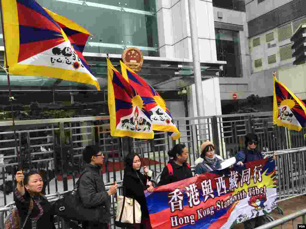 香港與西藏同行成員在中聯辦門外宣讀示威訴求,包括實現西藏真正自治