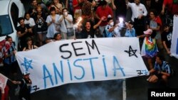 Manifestantes en Porto Alegre, Brasil, piden que no haya amnistía para quienes atacaron el domingo las instituciones estatales en Brasilia, el 9 de enero de 2023.