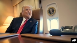 Президент Дональд Трамп общается с журналистами на борту Air Force One во время своего полета из Уэст-Палм-Бич, Флорида, в Новый Орлеан, Луизиана, 9 февраля 2025 года