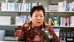 재일 한인 북송사업으로 북한에 건너갔다 탈북한 에이코 가와사키 씨가 VOA와 인터뷰를 하고 있다. 