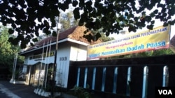 Spanduk berisi tulisan selamat menunaikan ibadah puasa di sebuah gereja di Solo. (VOA/Yudha Satriawan)