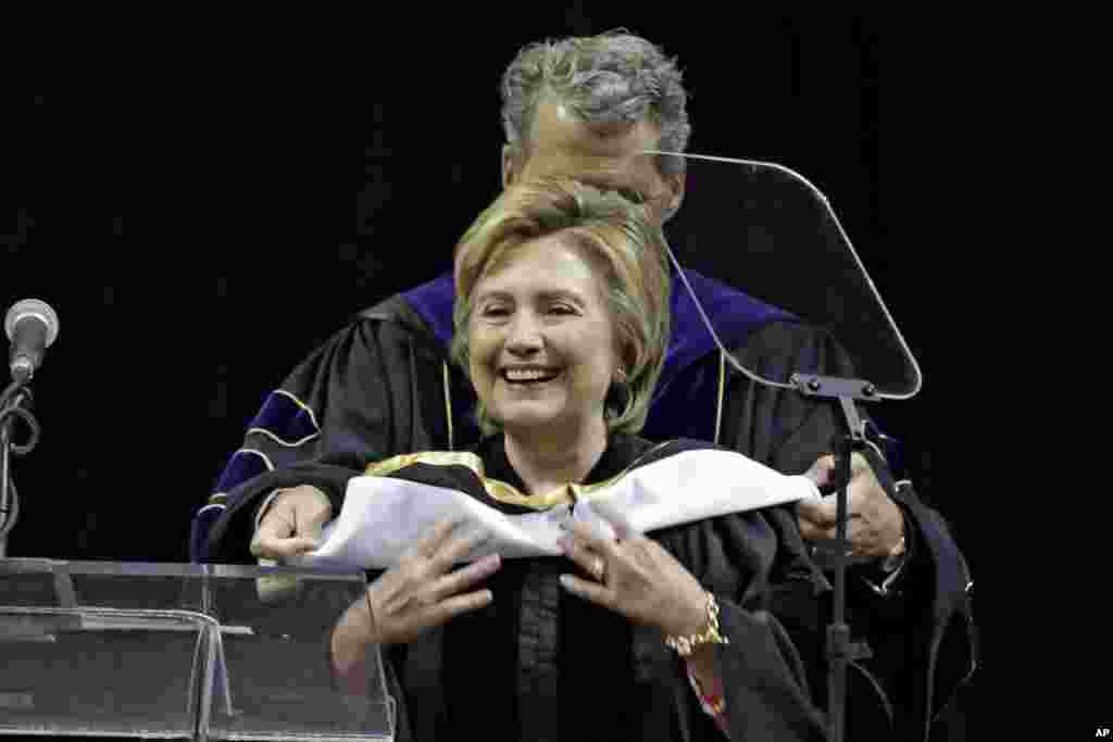 Hillary Clinton reçoit un diplôme honorifique du Collège Medgar Evers, au Barclay's Centre, à Brooklyn, N.Y., 8 juin 2017.