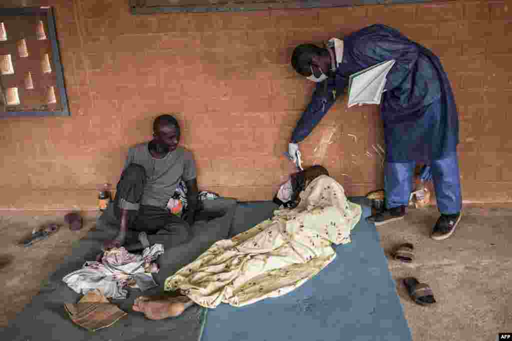 Un jeune sans-abri se fait prendre la température en zone de quarantaine, dans un refuge pour enfants de rue nouvellement arrivés à l'extérieur de Dakar, le 10 avril 2020.