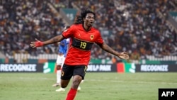 Dan wsan Angola Mabululu yana murnar zura kwallo a ragar Namibia a gasar kofin AFCON da ake yi a Ivory Coast (Photo by KENZO TRIBOUILLARD / 
