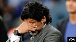 Maradona tertunduk sedih ketika timnya dikalahkan Jerman 4-0 dalam perempatfinal Piala Dunia 2010 di Afrika Selatan.
