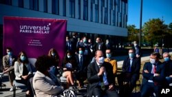 El primer ministro francés Jean Castex, habla al público durante una visita a la Universidad Paris-Saclay, cerca de la capital francesa, el lunes 7 de septiembre de 2020.