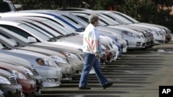 Toyota menarik kembali produksinya dari pasaran dunia karena bahaya kebakaran yang ditimbulkan oleh produksi tombol jendela otomatis (Foto: dok).