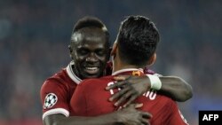Roberto Firmino (D) célébrant son but contre Seville avec Sadio Mane, Seville le 21 Novembre 2017.