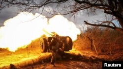 Ukrajinski vojnik ispaljue projektil iz haubice D30 na frontu, tokom ruskog napada na Ukrajinu, nedaleko od Bahmuta, Ukraina, 23. aprila 2023.
