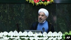 Presiden baru Iran yang baru dilantik, Hasan Rouhani memberikan sambutan seusai pengambilan sumpahnya di hadapan parlemen Iran di Teheran (4/8).