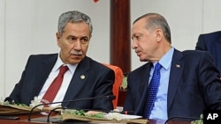 Perdana Menteri Turki Recep Tayyip Erdogan (kanan) dan wakilnya Bulent Arinc. (Foto: Dok)
